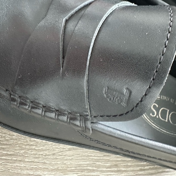 Tod's Men's Black Leather Slip-On Loafers - Picture 10 of 11